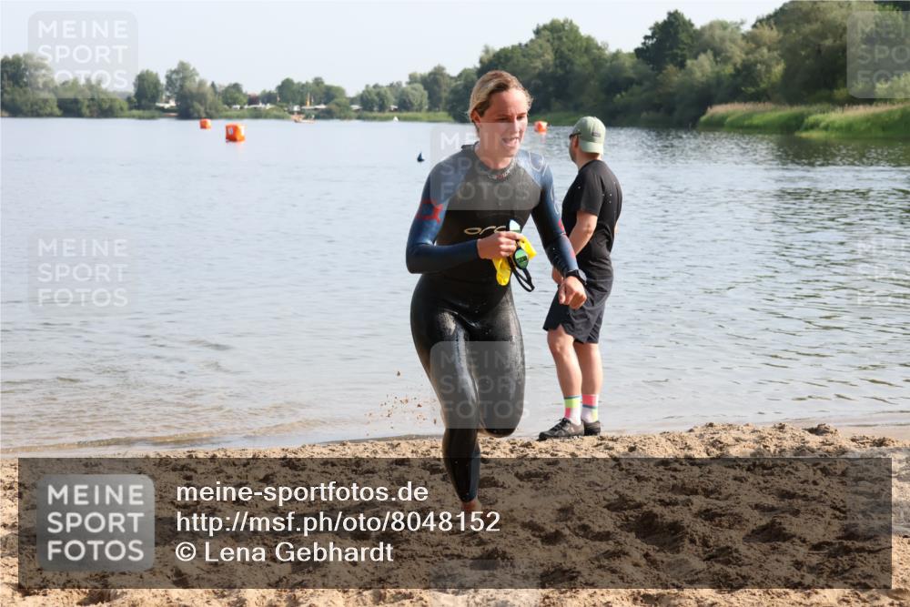 15.06.2025 - 27. Vierlanden-Triathlon Lena Gebhardt http://msf.ph/oto/8048152 15.06.2025 08:59:09 Schwimmen 227, 235 meine-sportfotos.de