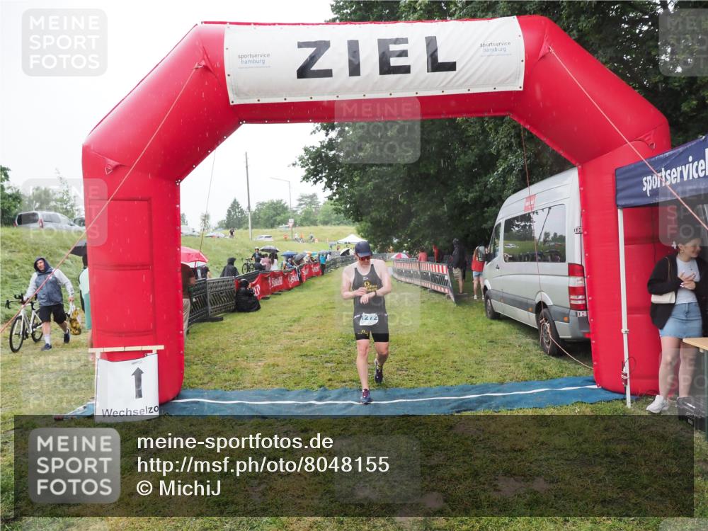 21.06.2025 - 27. Vierlanden-Triathlon MichiJ http://msf.ph/oto/8048155 15.06.2026 14:18:32 Ziel 1208, 1272 meine-sportfotos.de