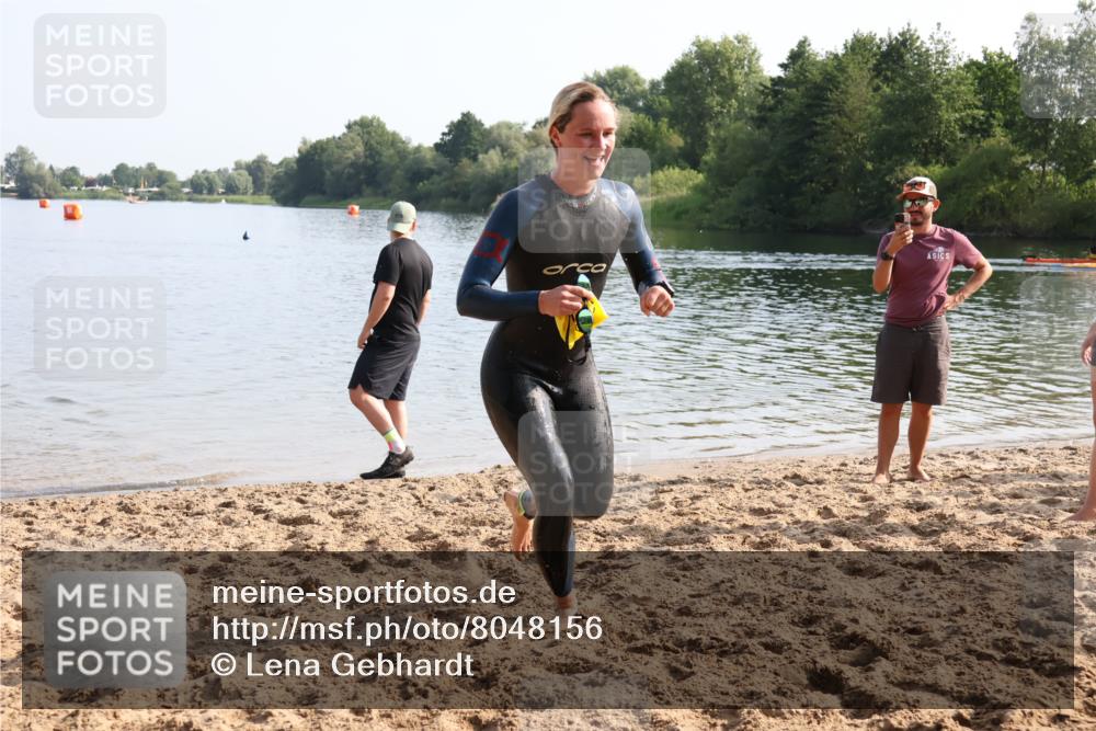 15.06.2025 - 27. Vierlanden-Triathlon Lena Gebhardt http://msf.ph/oto/8048156 15.06.2025 08:59:09 Schwimmen 227, 235 meine-sportfotos.de