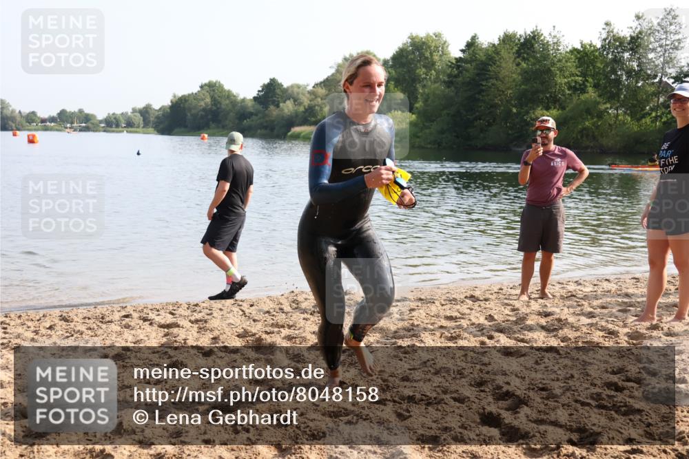 15.06.2025 - 27. Vierlanden-Triathlon Lena Gebhardt http://msf.ph/oto/8048158 15.06.2025 08:59:09 Schwimmen 227, 235 meine-sportfotos.de