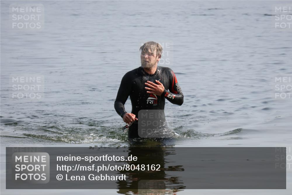 15.06.2025 - 27. Vierlanden-Triathlon Lena Gebhardt http://msf.ph/oto/8048162 15.06.2025 08:59:49 Schwimmen 241 meine-sportfotos.de