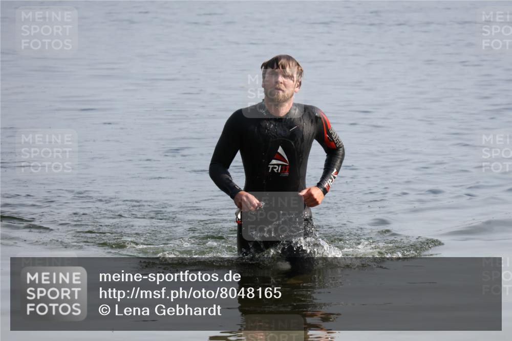 15.06.2025 - 27. Vierlanden-Triathlon Lena Gebhardt http://msf.ph/oto/8048165 15.06.2025 08:59:50 Schwimmen 241 meine-sportfotos.de