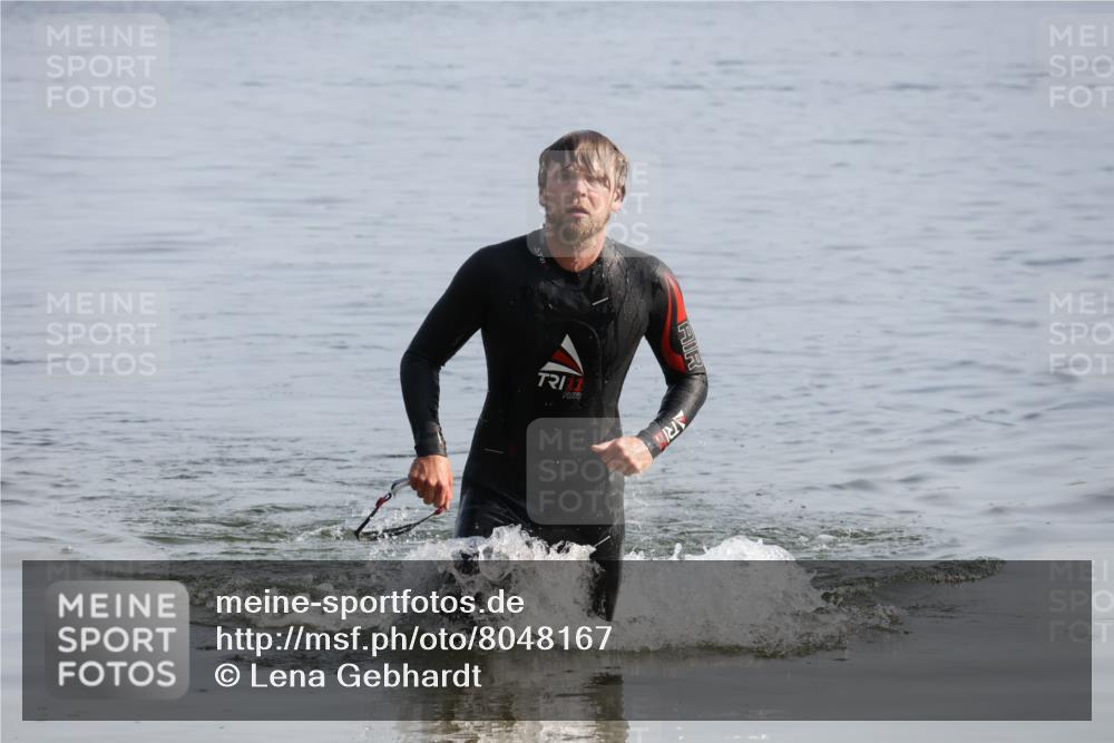 15.06.2025 - 27. Vierlanden-Triathlon Lena Gebhardt http://msf.ph/oto/8048167 15.06.2025 08:59:51 Schwimmen 241 meine-sportfotos.de