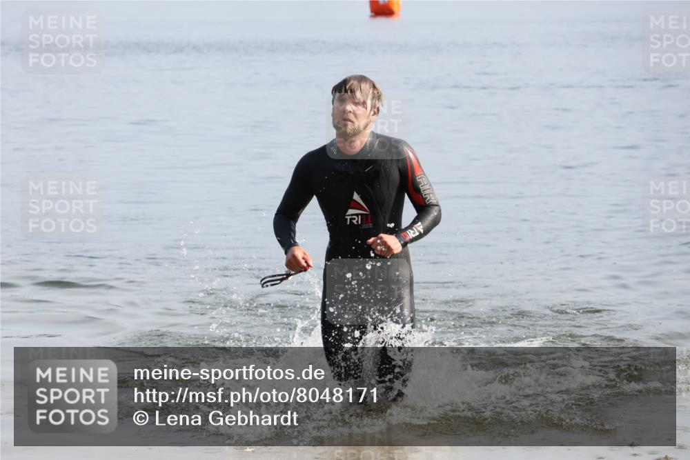 15.06.2025 - 27. Vierlanden-Triathlon Lena Gebhardt http://msf.ph/oto/8048171 15.06.2025 08:59:52 Schwimmen 241 meine-sportfotos.de