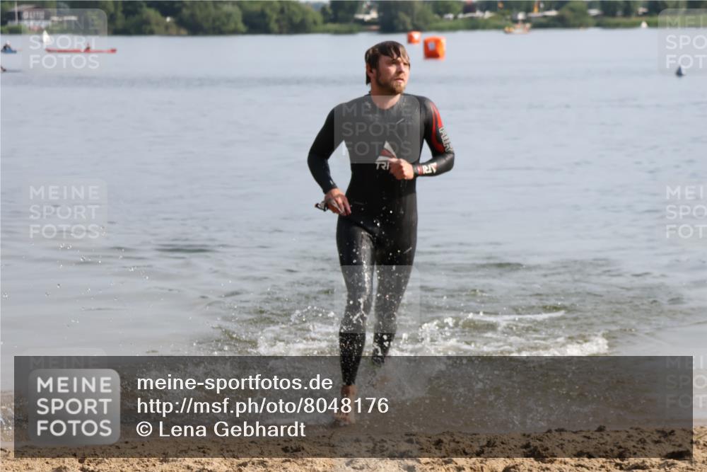 15.06.2025 - 27. Vierlanden-Triathlon Lena Gebhardt http://msf.ph/oto/8048176 15.06.2025 08:59:54 Schwimmen 241 meine-sportfotos.de