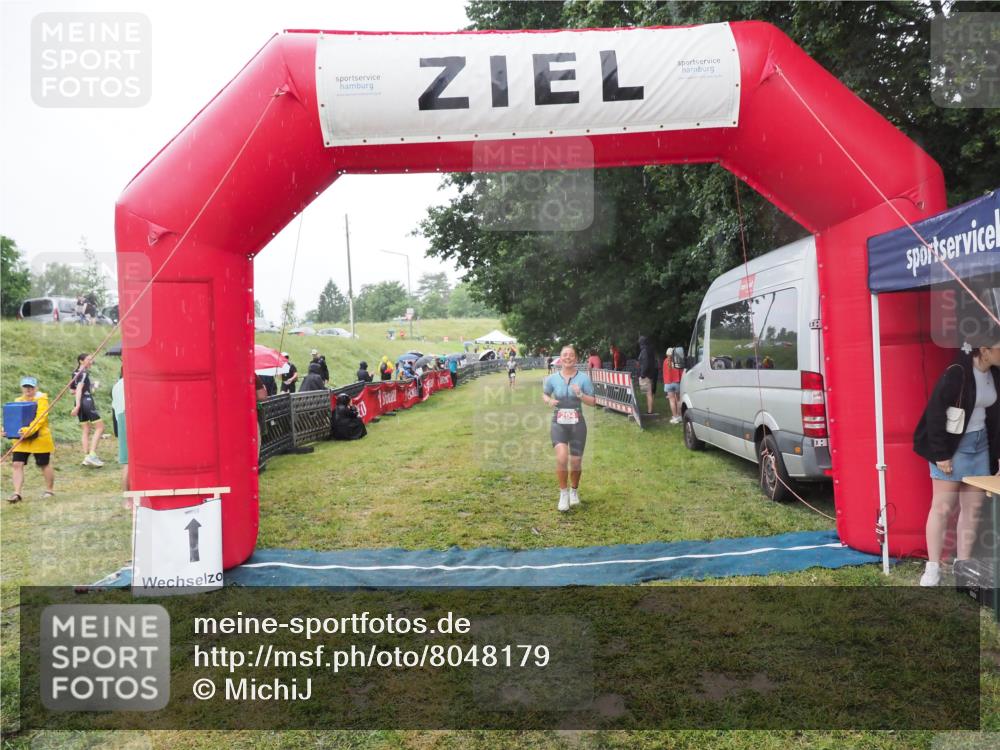 21.06.2025 - 27. Vierlanden-Triathlon MichiJ http://msf.ph/oto/8048179 15.06.2026 14:18:42 Ziel 204 meine-sportfotos.de