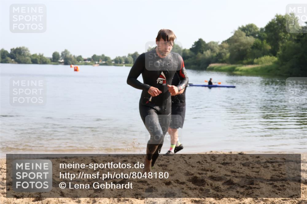 15.06.2025 - 27. Vierlanden-Triathlon Lena Gebhardt http://msf.ph/oto/8048180 15.06.2025 08:59:55 Schwimmen 241 meine-sportfotos.de