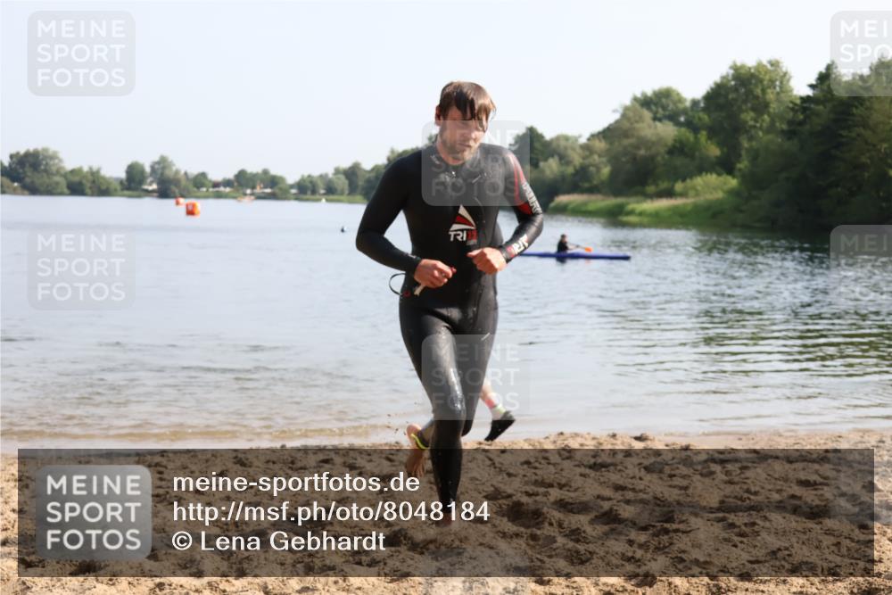 15.06.2025 - 27. Vierlanden-Triathlon Lena Gebhardt http://msf.ph/oto/8048184 15.06.2025 08:59:56 Schwimmen 241 meine-sportfotos.de