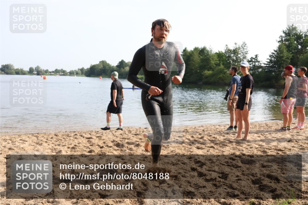 15.06.2025 - 27. Vierlanden-Triathlon Lena Gebhardt http://msf.ph/oto/8048188 15.06.2025 08:59:56 Schwimmen 241 meine-sportfotos.de