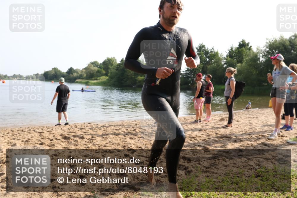 15.06.2025 - 27. Vierlanden-Triathlon Lena Gebhardt http://msf.ph/oto/8048193 15.06.2025 08:59:57 Schwimmen 241 meine-sportfotos.de