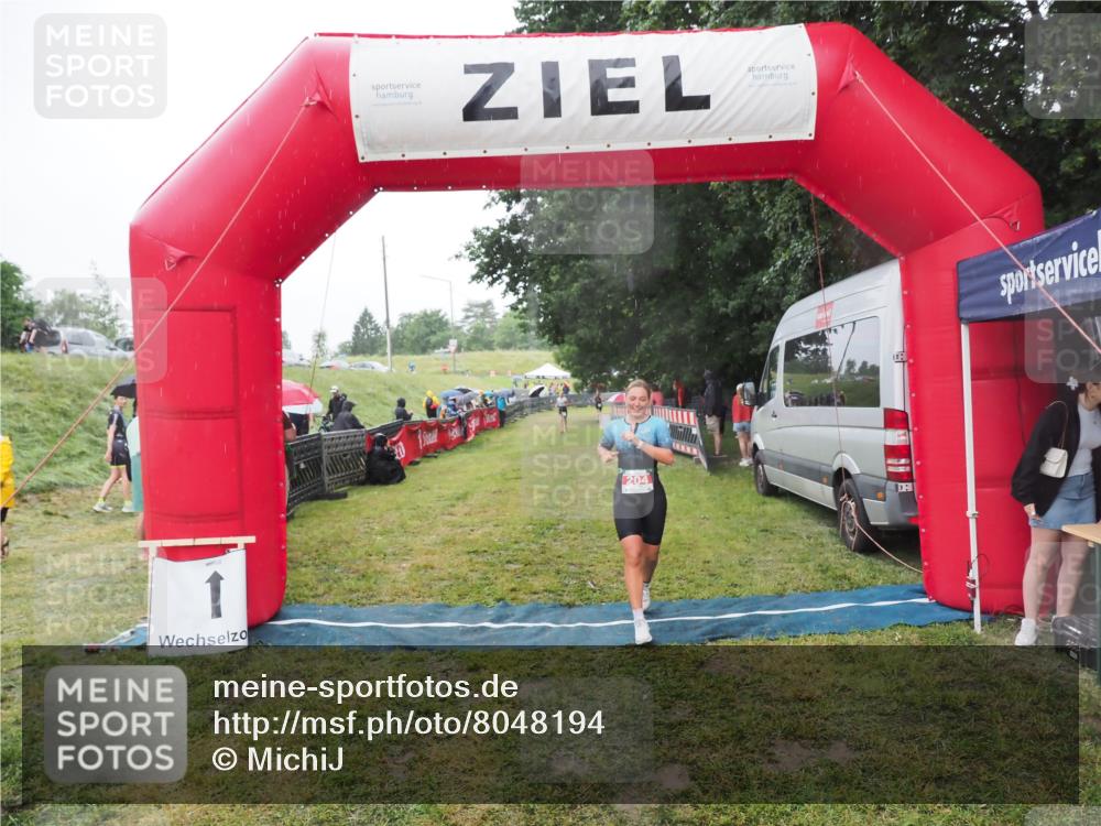 21.06.2025 - 27. Vierlanden-Triathlon MichiJ http://msf.ph/oto/8048194 15.06.2026 14:18:43 Ziel 204 meine-sportfotos.de