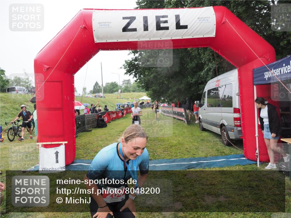 21.06.2025 - 27. Vierlanden-Triathlon MichiJ http://msf.ph/oto/8048200 15.06.2026 14:18:49 Ziel 204, 1216, 1228 meine-sportfotos.de