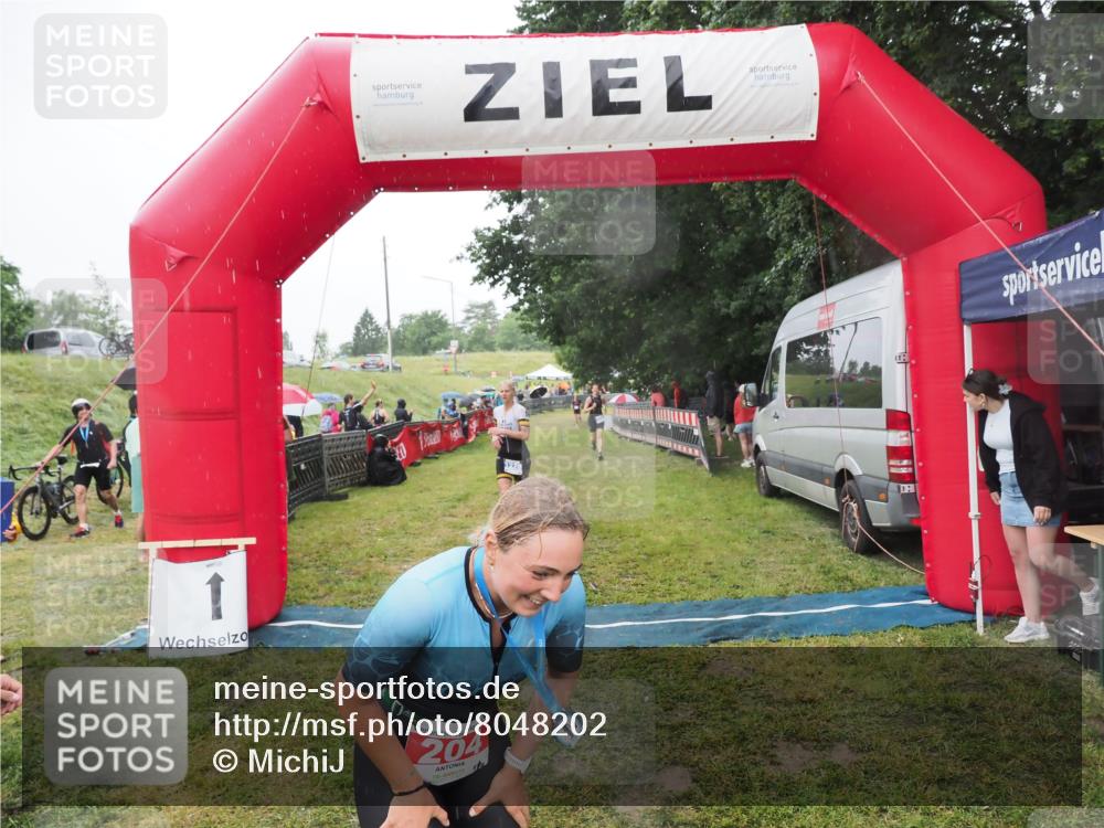 21.06.2025 - 27. Vierlanden-Triathlon MichiJ http://msf.ph/oto/8048202 15.06.2026 14:18:49 Ziel 204, 1216, 1228 meine-sportfotos.de