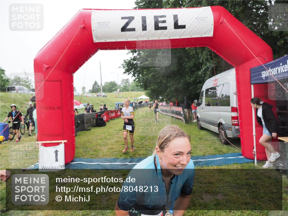 21.06.2025 - 27. Vierlanden-Triathlon MichiJ http://msf.ph/oto/8048213 15.06.2026 14:18:50 Ziel 1216, 1228 meine-sportfotos.de