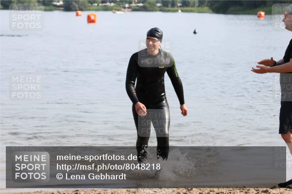 15.06.2025 - 27. Vierlanden-Triathlon Lena Gebhardt http://msf.ph/oto/8048218 15.06.2025 09:00:35 Schwimmen 58 meine-sportfotos.de