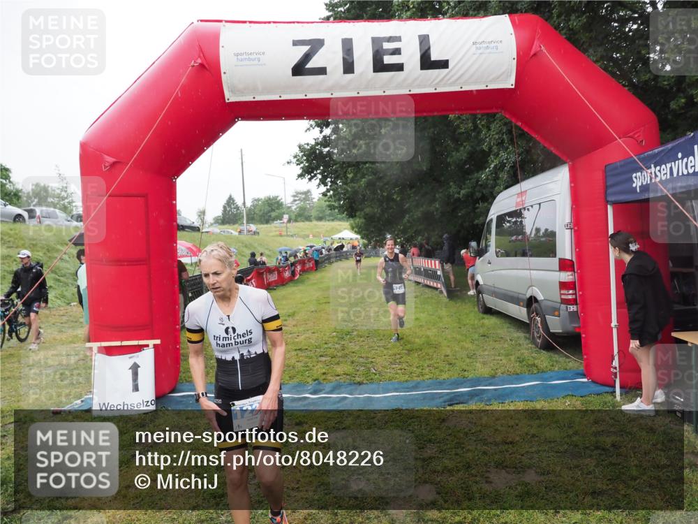 21.06.2025 - 27. Vierlanden-Triathlon MichiJ http://msf.ph/oto/8048226 15.06.2026 14:18:52 Ziel 1216, 1228 meine-sportfotos.de