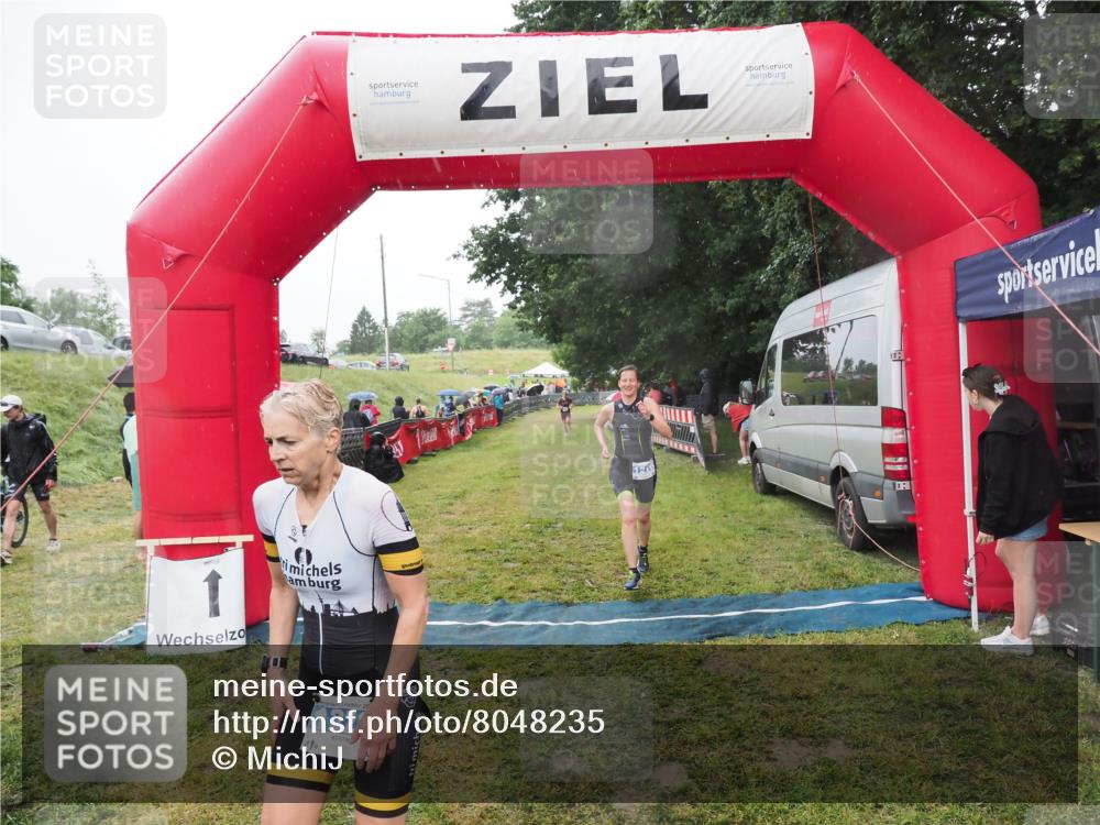 21.06.2025 - 27. Vierlanden-Triathlon MichiJ http://msf.ph/oto/8048235 15.06.2026 14:18:52 Ziel 1216, 1228 meine-sportfotos.de