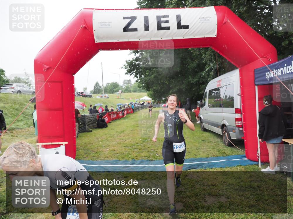 21.06.2025 - 27. Vierlanden-Triathlon MichiJ http://msf.ph/oto/8048250 15.06.2026 14:18:53 Ziel 1216, 1228 meine-sportfotos.de