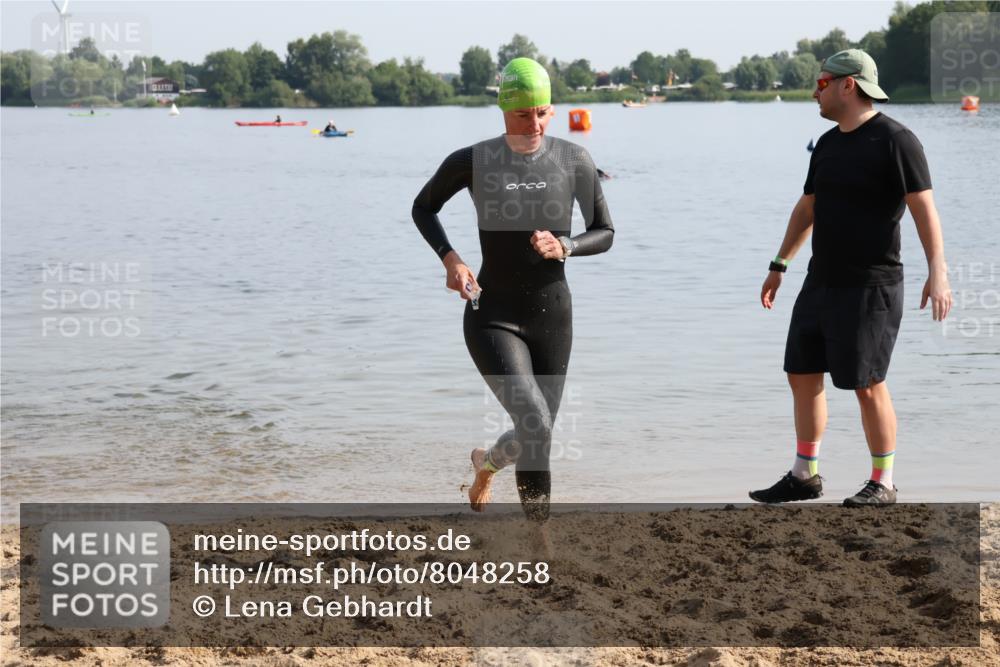 15.06.2025 - 27. Vierlanden-Triathlon Lena Gebhardt http://msf.ph/oto/8048258 15.06.2025 09:00:51 Schwimmen 217 meine-sportfotos.de