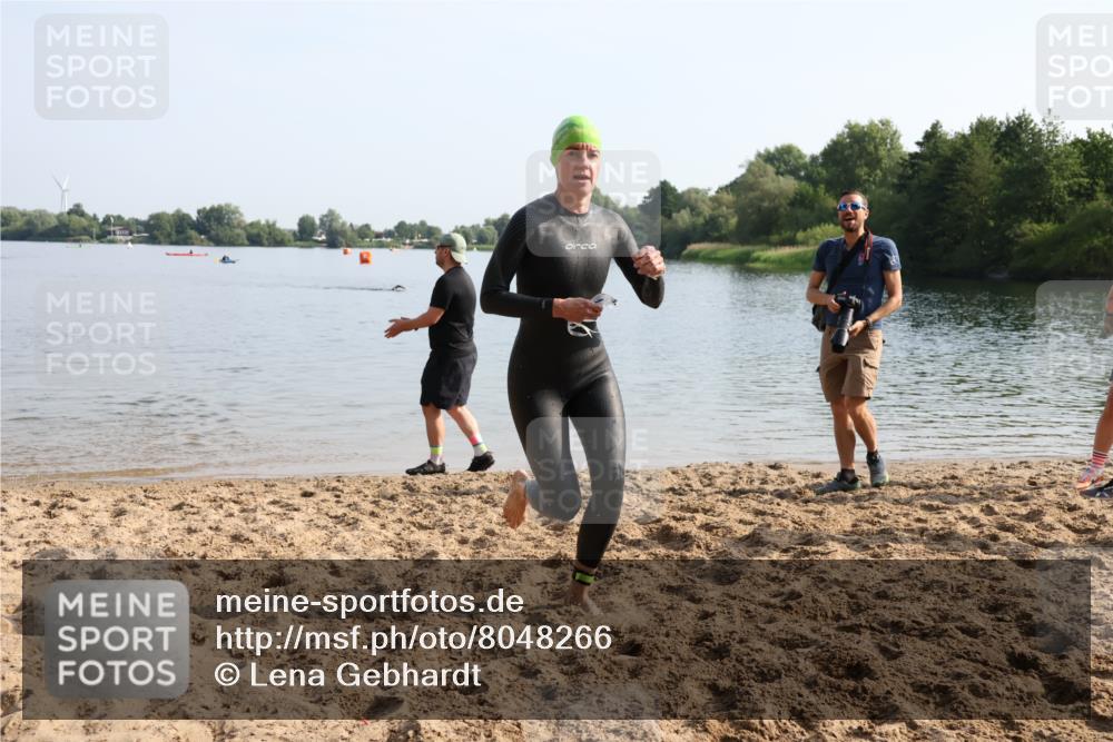 15.06.2025 - 27. Vierlanden-Triathlon Lena Gebhardt http://msf.ph/oto/8048266 15.06.2025 09:00:52 Schwimmen 217 meine-sportfotos.de