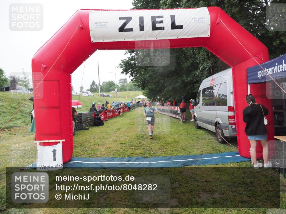 21.06.2025 - 27. Vierlanden-Triathlon MichiJ http://msf.ph/oto/8048282 15.06.2026 14:19:15 Ziel 905 meine-sportfotos.de