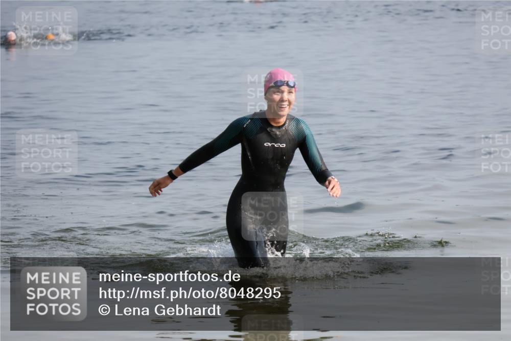 15.06.2025 - 27. Vierlanden-Triathlon Lena Gebhardt http://msf.ph/oto/8048295 15.06.2025 09:01:44 Schwimmen 206, 242 meine-sportfotos.de