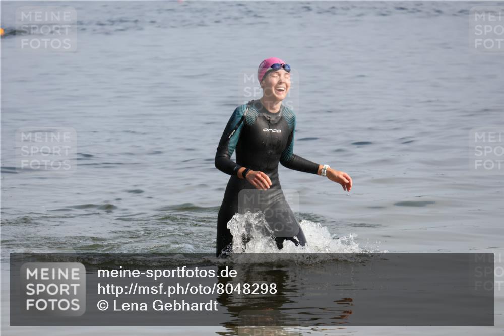 15.06.2025 - 27. Vierlanden-Triathlon Lena Gebhardt http://msf.ph/oto/8048298 15.06.2025 09:01:44 Schwimmen 206, 242 meine-sportfotos.de