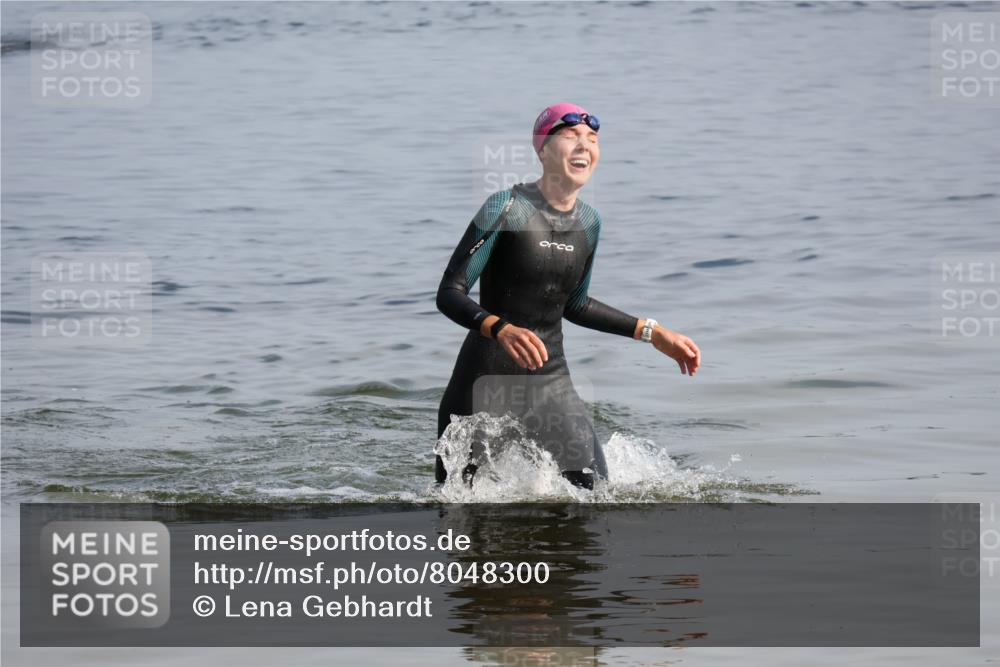 15.06.2025 - 27. Vierlanden-Triathlon Lena Gebhardt http://msf.ph/oto/8048300 15.06.2025 09:01:45 Schwimmen 206, 214, 242 meine-sportfotos.de