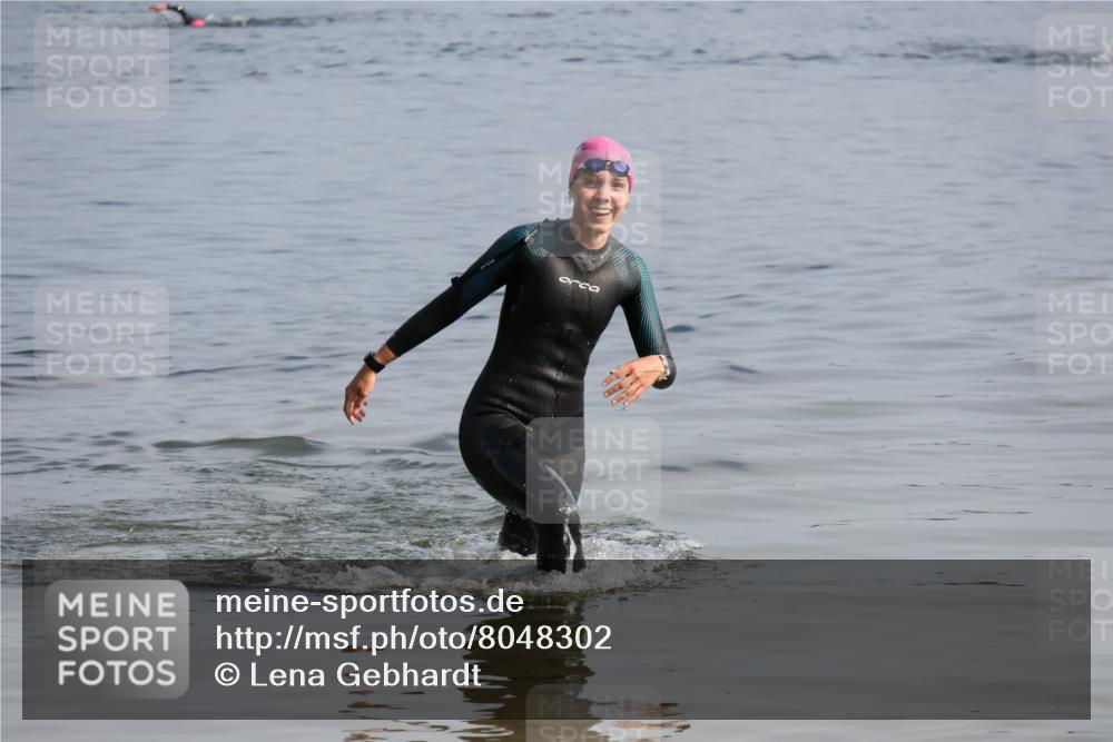 15.06.2025 - 27. Vierlanden-Triathlon Lena Gebhardt http://msf.ph/oto/8048302 15.06.2025 09:01:45 Schwimmen 206, 214, 242 meine-sportfotos.de