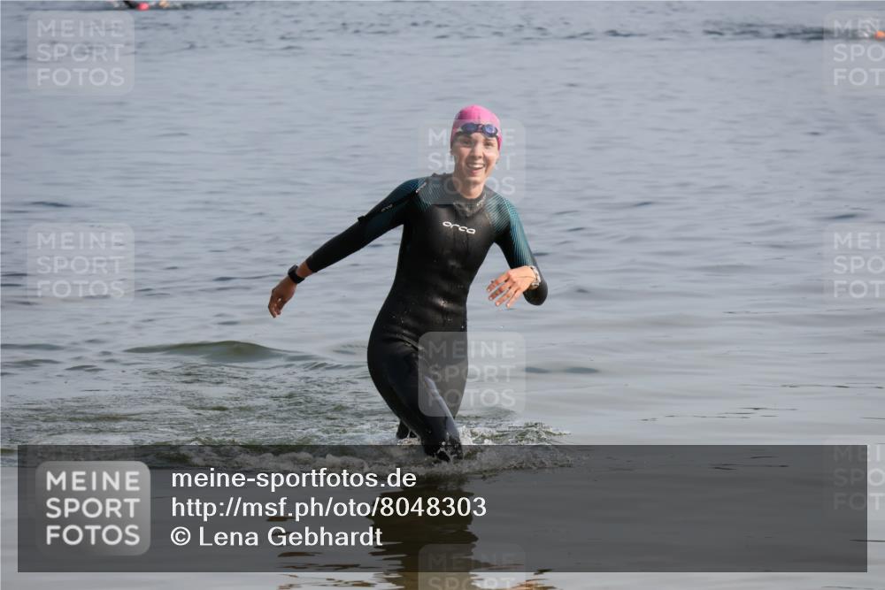 15.06.2025 - 27. Vierlanden-Triathlon Lena Gebhardt http://msf.ph/oto/8048303 15.06.2025 09:01:45 Schwimmen 206, 214, 242 meine-sportfotos.de