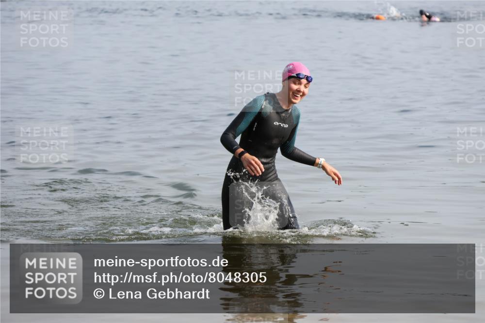 15.06.2025 - 27. Vierlanden-Triathlon Lena Gebhardt http://msf.ph/oto/8048305 15.06.2025 09:01:46 Schwimmen 196, 206, 214, 242 meine-sportfotos.de