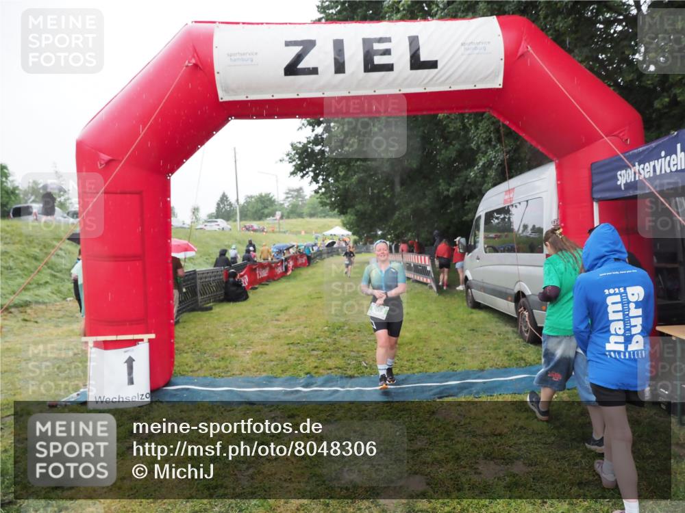 21.06.2025 - 27. Vierlanden-Triathlon MichiJ http://msf.ph/oto/8048306 15.06.2026 14:19:17 Ziel 905 meine-sportfotos.de
