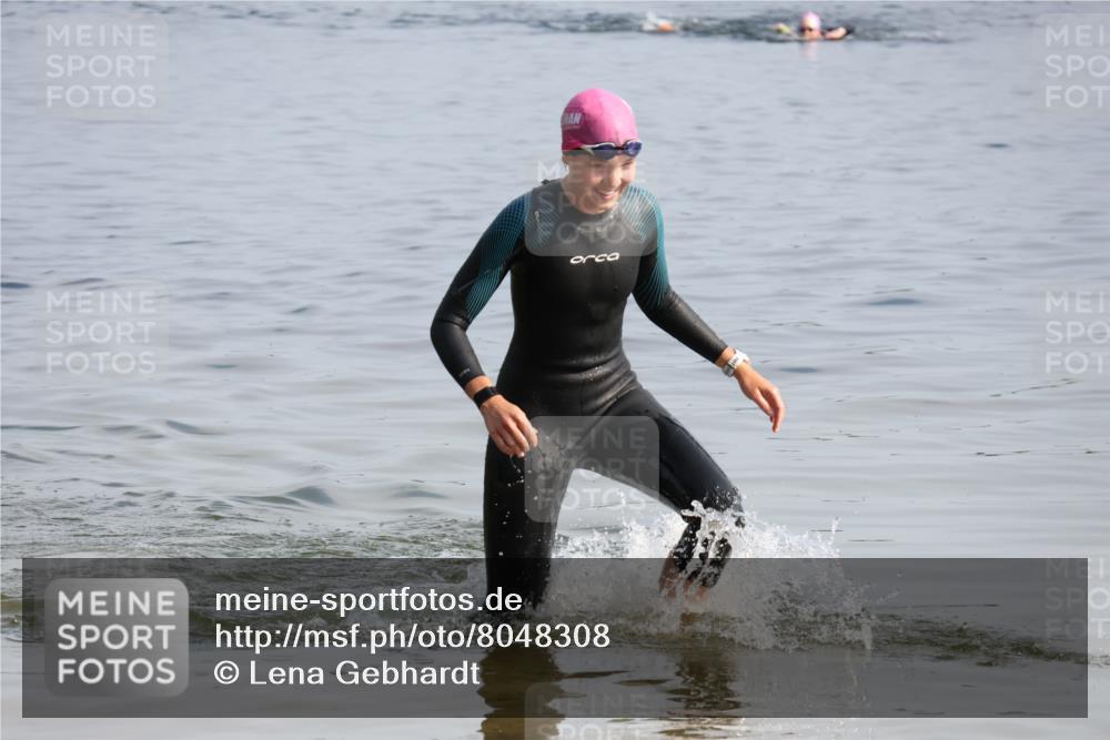 15.06.2025 - 27. Vierlanden-Triathlon Lena Gebhardt http://msf.ph/oto/8048308 15.06.2025 09:01:47 Schwimmen 196, 206, 214, 242 meine-sportfotos.de