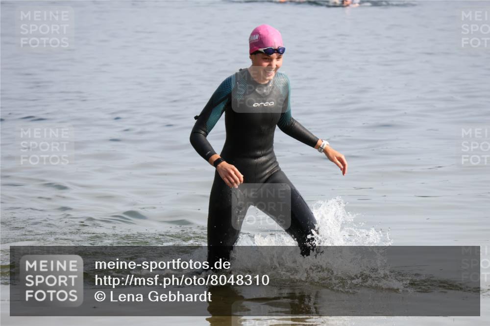 15.06.2025 - 27. Vierlanden-Triathlon Lena Gebhardt http://msf.ph/oto/8048310 15.06.2025 09:01:47 Schwimmen 196, 206, 214, 242 meine-sportfotos.de
