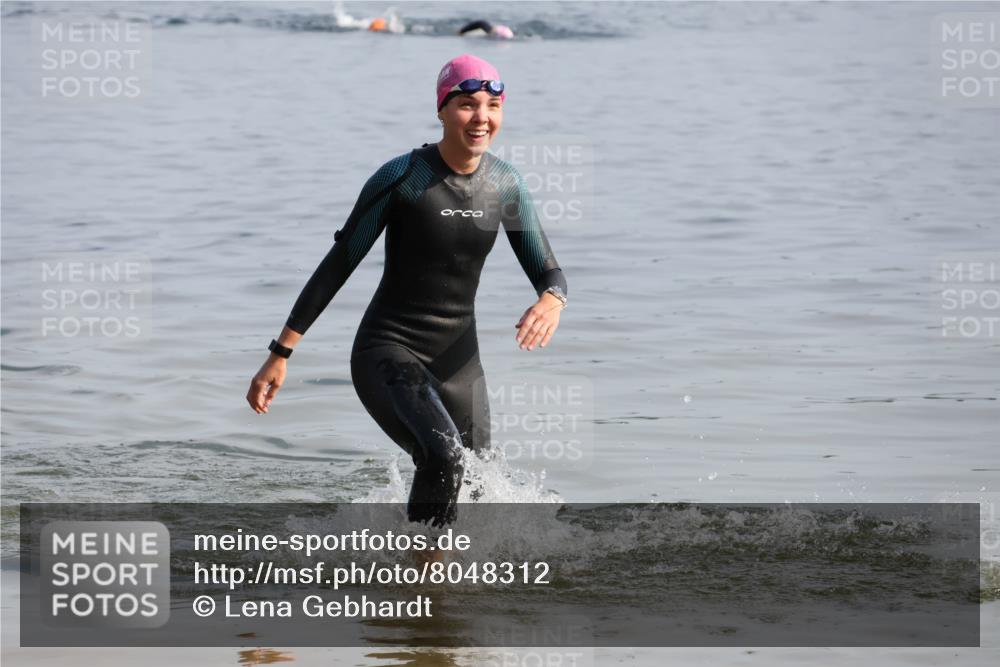 15.06.2025 - 27. Vierlanden-Triathlon Lena Gebhardt http://msf.ph/oto/8048312 15.06.2025 09:01:48 Schwimmen 196, 206, 214, 242 meine-sportfotos.de