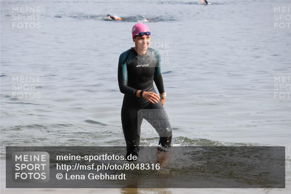 15.06.2025 - 27. Vierlanden-Triathlon Lena Gebhardt http://msf.ph/oto/8048316 15.06.2025 09:01:48 Schwimmen 196, 206, 214, 242 meine-sportfotos.de