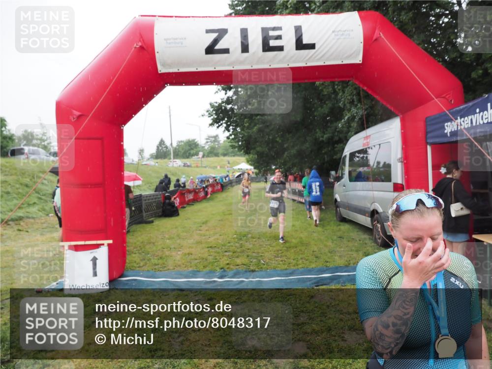 21.06.2025 - 27. Vierlanden-Triathlon MichiJ http://msf.ph/oto/8048317 15.06.2026 14:19:22 Ziel 905, 1181, 1203 meine-sportfotos.de