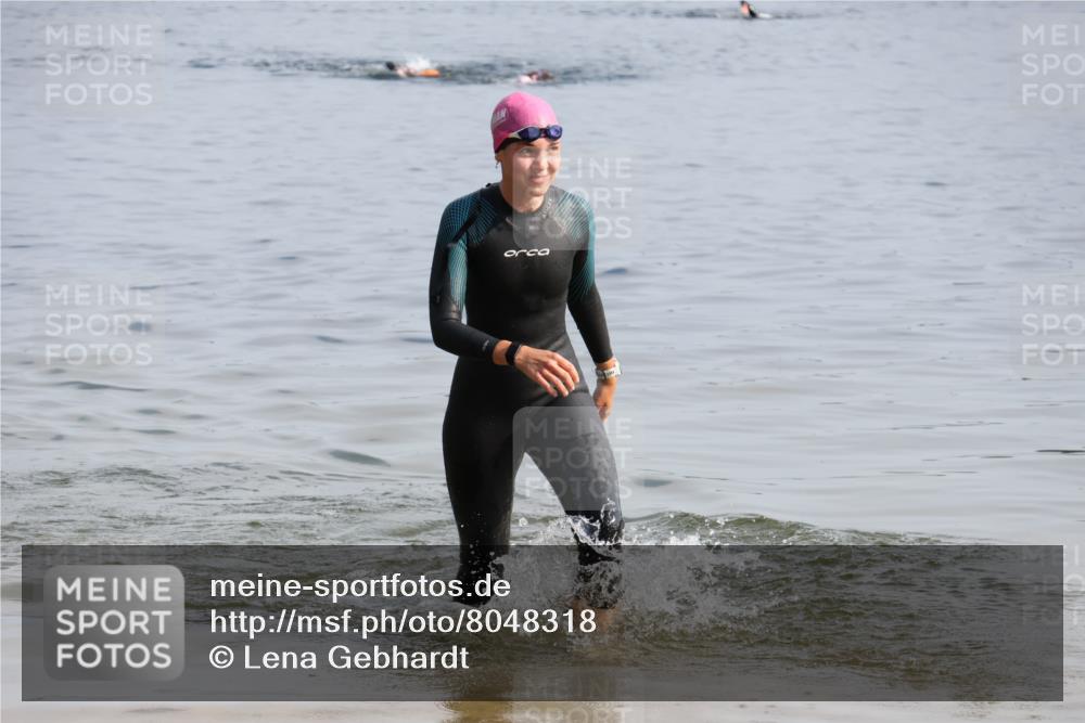 15.06.2025 - 27. Vierlanden-Triathlon Lena Gebhardt http://msf.ph/oto/8048318 15.06.2025 09:01:48 Schwimmen 196, 206, 214, 242 meine-sportfotos.de