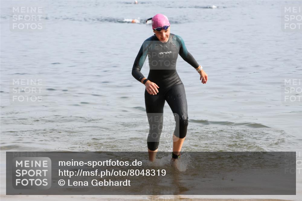 15.06.2025 - 27. Vierlanden-Triathlon Lena Gebhardt http://msf.ph/oto/8048319 15.06.2025 09:01:49 Schwimmen 196, 206, 214, 242 meine-sportfotos.de