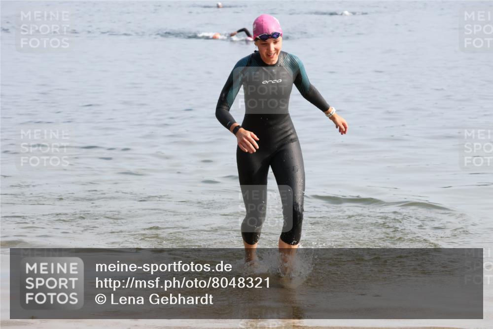 15.06.2025 - 27. Vierlanden-Triathlon Lena Gebhardt http://msf.ph/oto/8048321 15.06.2025 09:01:50 Schwimmen 196, 206, 214, 242 meine-sportfotos.de