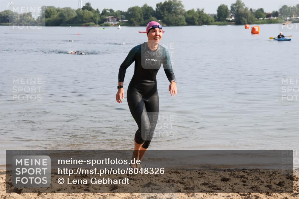15.06.2025 - 27. Vierlanden-Triathlon Lena Gebhardt http://msf.ph/oto/8048326 15.06.2025 09:01:51 Schwimmen 196, 206, 214, 242 meine-sportfotos.de