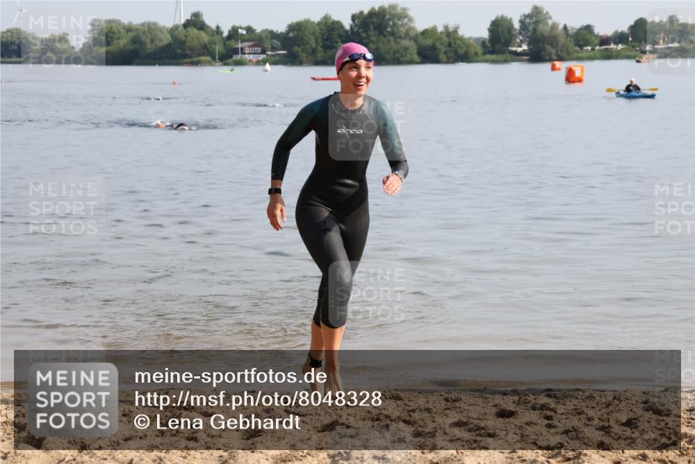 15.06.2025 - 27. Vierlanden-Triathlon Lena Gebhardt http://msf.ph/oto/8048328 15.06.2025 09:01:51 Schwimmen 196, 206, 214, 242 meine-sportfotos.de