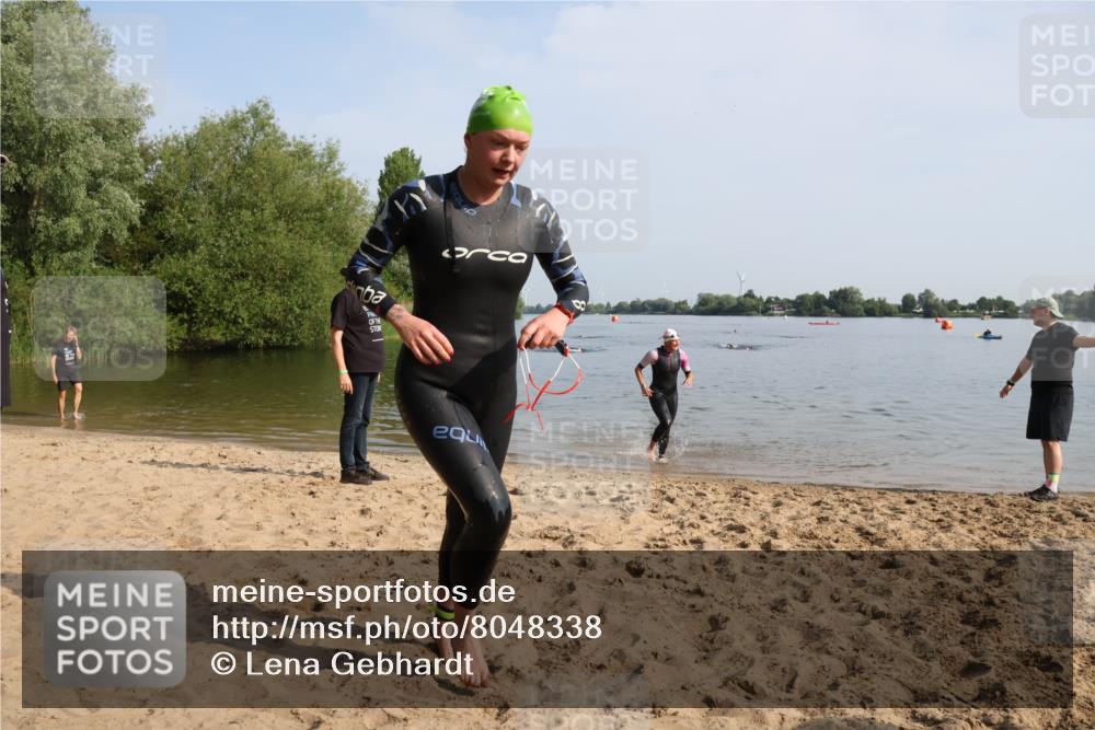 15.06.2025 - 27. Vierlanden-Triathlon Lena Gebhardt http://msf.ph/oto/8048338 15.06.2025 09:01:54 Schwimmen 196, 206, 214, 242 meine-sportfotos.de
