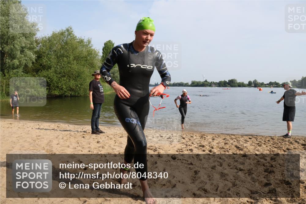 15.06.2025 - 27. Vierlanden-Triathlon Lena Gebhardt http://msf.ph/oto/8048340 15.06.2025 09:01:54 Schwimmen 196, 206, 214, 242 meine-sportfotos.de
