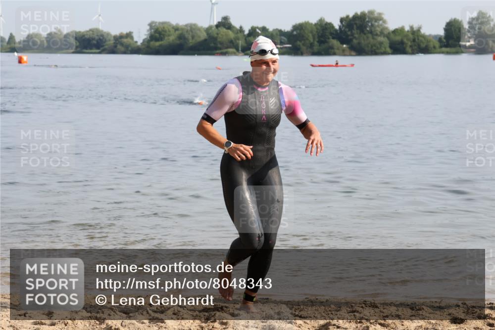 15.06.2025 - 27. Vierlanden-Triathlon Lena Gebhardt http://msf.ph/oto/8048343 15.06.2025 09:01:55 Schwimmen 196, 206, 214, 242 meine-sportfotos.de
