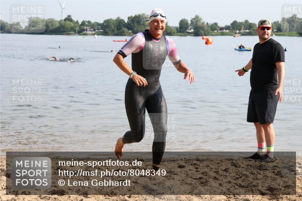 15.06.2025 - 27. Vierlanden-Triathlon Lena Gebhardt http://msf.ph/oto/8048349 15.06.2025 09:01:56 Schwimmen 196, 206, 214, 242 meine-sportfotos.de