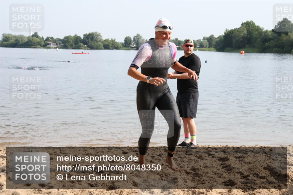 15.06.2025 - 27. Vierlanden-Triathlon Lena Gebhardt http://msf.ph/oto/8048350 15.06.2025 09:01:56 Schwimmen 196, 206, 214, 242 meine-sportfotos.de