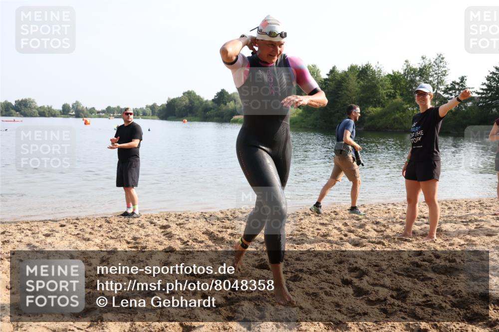 15.06.2025 - 27. Vierlanden-Triathlon Lena Gebhardt http://msf.ph/oto/8048358 15.06.2025 09:01:58 Schwimmen 196, 206, 214 meine-sportfotos.de