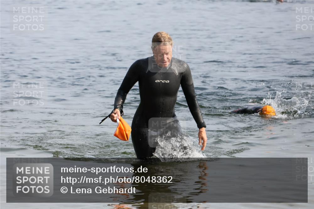 15.06.2025 - 27. Vierlanden-Triathlon Lena Gebhardt http://msf.ph/oto/8048362 15.06.2025 09:02:28 Schwimmen 246 meine-sportfotos.de