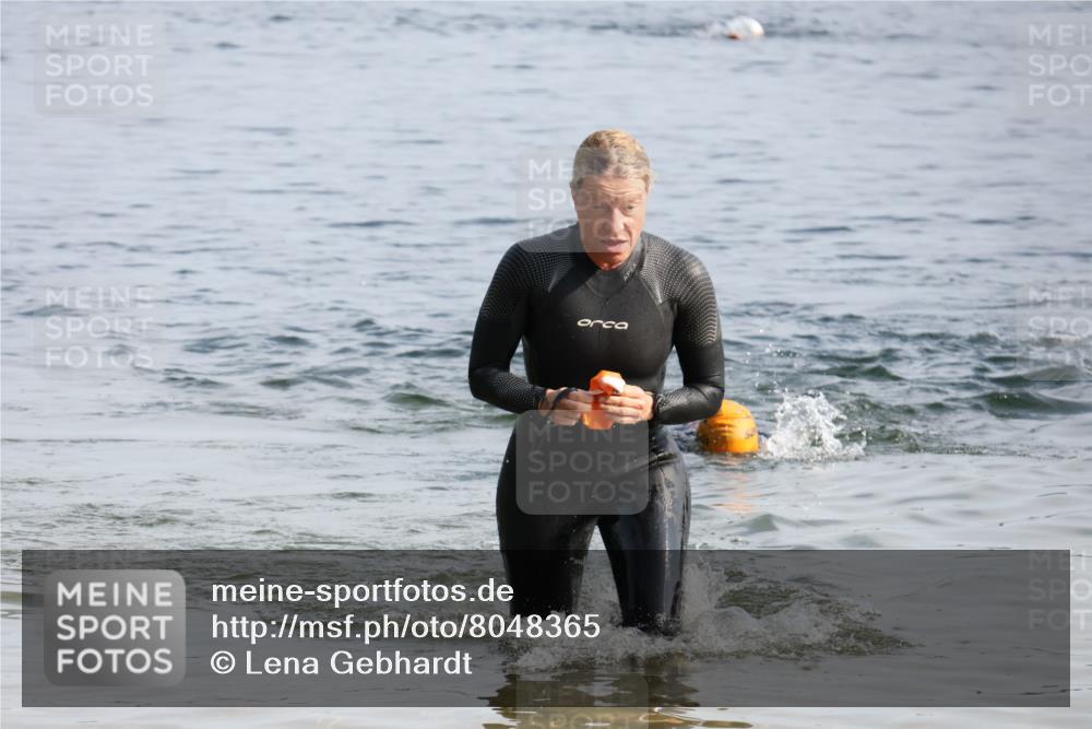 15.06.2025 - 27. Vierlanden-Triathlon Lena Gebhardt http://msf.ph/oto/8048365 15.06.2025 09:02:30 Schwimmen 246 meine-sportfotos.de